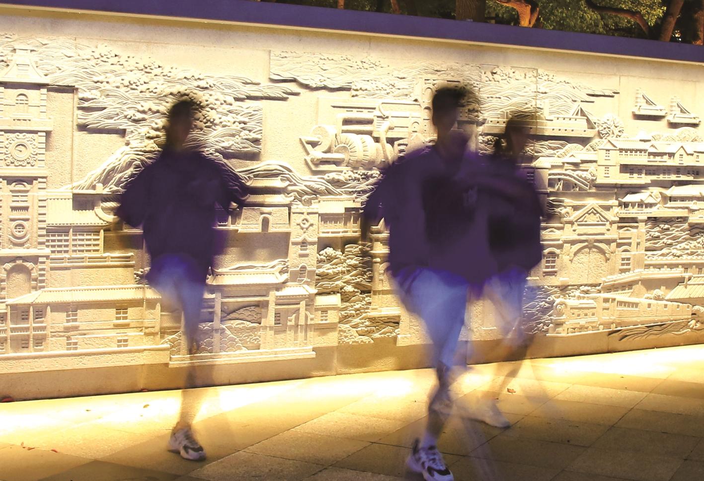夏夜，市区环西文化广场，男女老少跳着街头曳步舞。黄丽