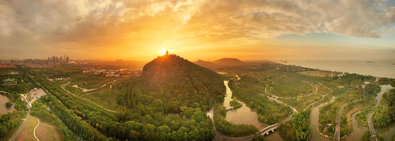 南通市崇川区以实际行动推进沿江地区生态修复和保护工作，如今五山地区滨江片区，实现了从“临江”到“滨江”、从工业“锈带”到生态“秀带”的蝶变。——许丛军 摄.JPG