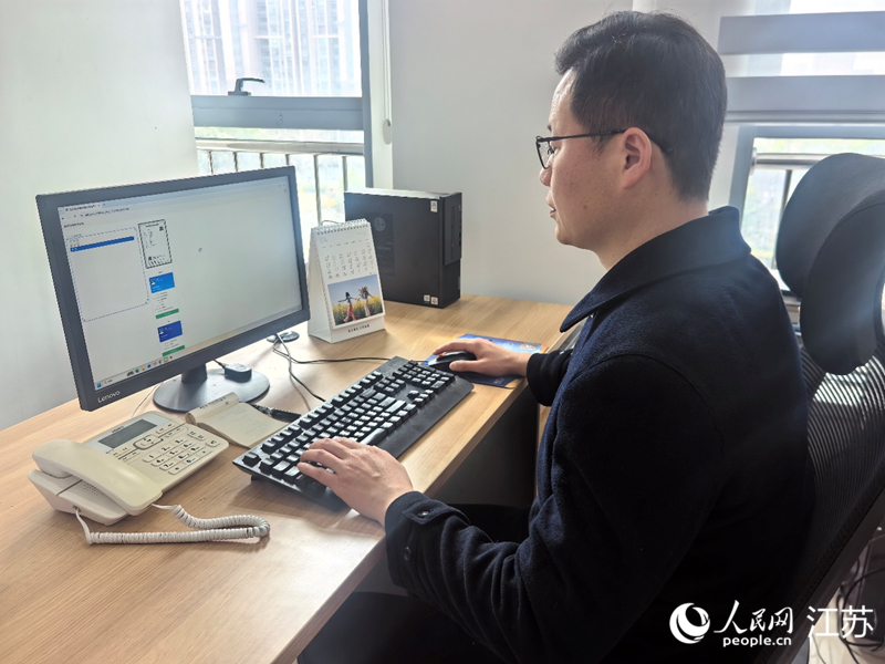 崇川区人力资源服务中心人才服务科科员徐步步正在初审人才房票。人民网记者 王继亮摄