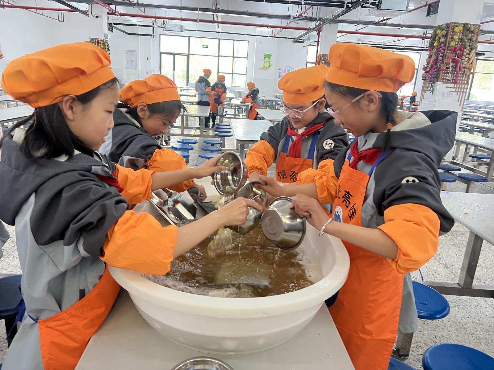 1.学生洗碗.jpg