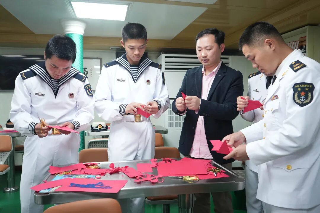 南通舰官兵在体验剪纸。图_记者 徐培钦(17641145)-20260424211457.JPG