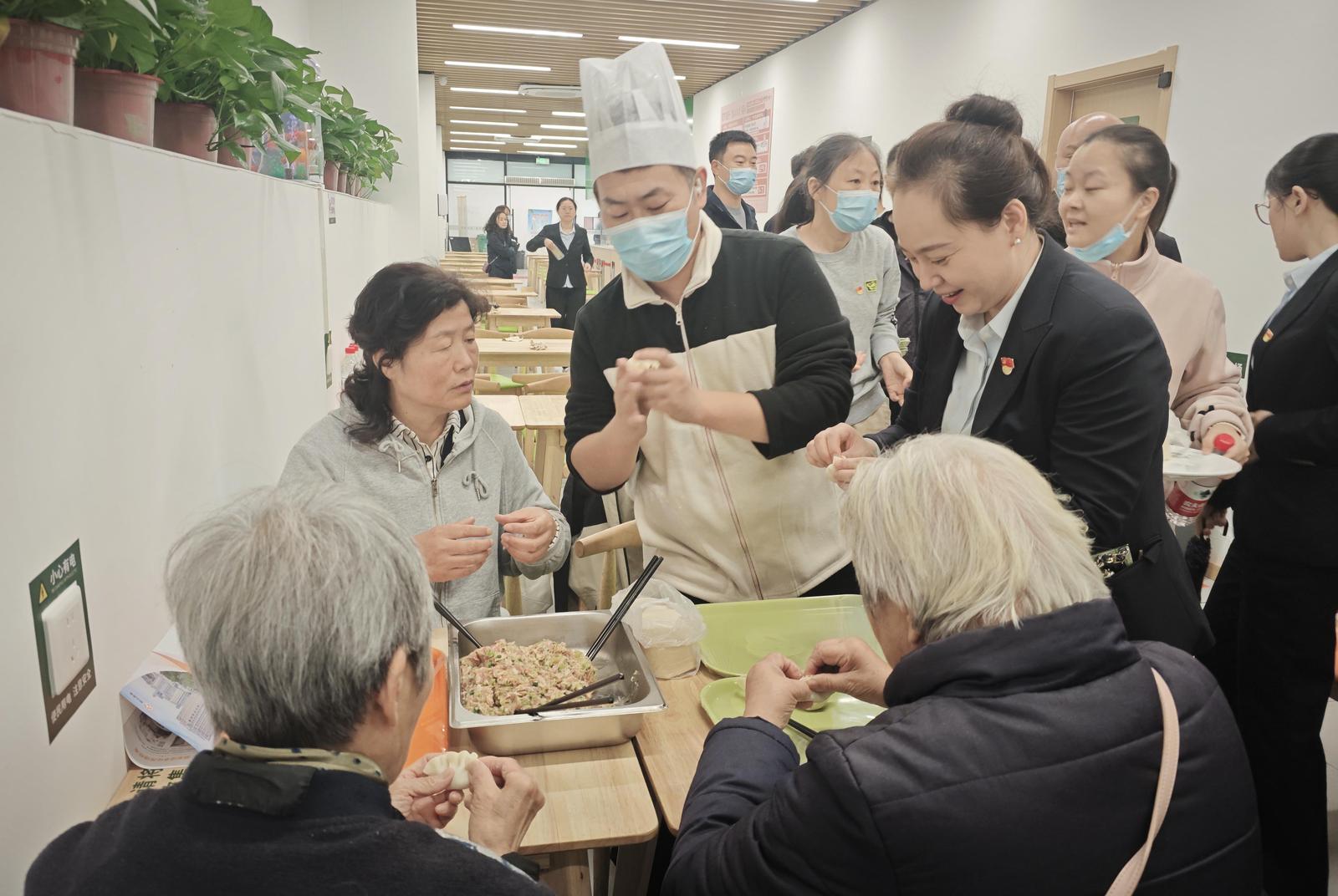 南京银行南通分行员工在社区食堂与老年居民一起包饺子.jpg